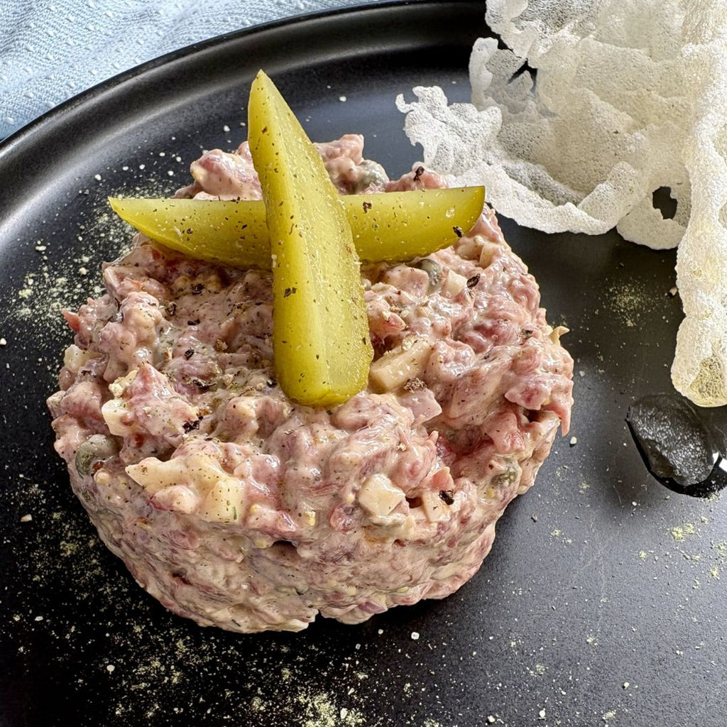 Tartare de bœuf avec parmesan et cornichons  - Les Savoureux