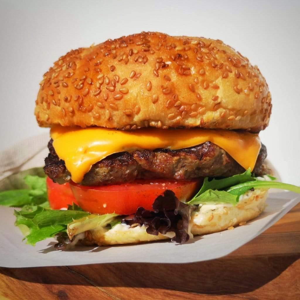 Cheeseburger de rêve assaisonné à la perfection avec les épices à Steak biologiques Les Savoureux
